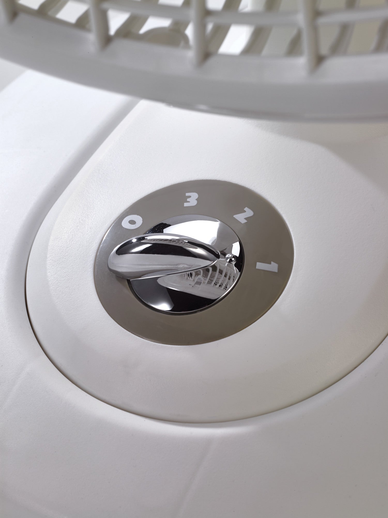 Lasko 16 Table Fan: Oscillating. 3-Speed. Tilting Head. White - Image 4